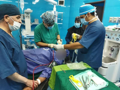 انجام موفقیت آمیز اولین عمل جراحی بینی در اتاق عمل بیمارستان خاتم الانبیا نطنز توسط متخصص گوش و حلق و بینی، جناب آقای دکتر تیموری